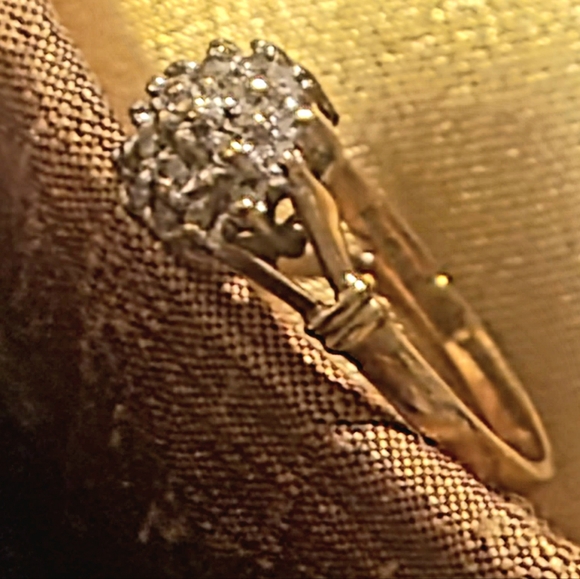 Vintage 10kt Gold Natural White Diamond Cluster Ring - Picture 4 of 16